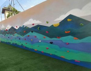 pintura mural rocodromo figuras geometricas montanyas granollers